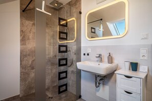 Dusche, Haartrockner, Handtücher
