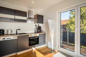 Frigorifero, microonde, forno, piano cottura