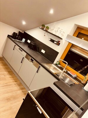 Jääkaappi, mikroaaltouuni, uuni, liesi