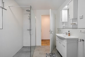 Shower, towels - Apartment 'City Villa Bad Dürrheim' with Balcony and Wi-Fi (Bad Dürrheim)