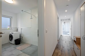 Een douche, handdoeken