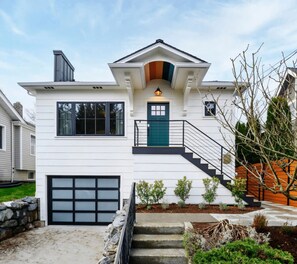 Exterior - Perch - Emerald Cottage: Your Luxurious Seattle Retreat (Seattle)