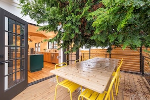 Outdoor dining - Perch - Emerald Cottage: Your Luxurious Seattle Retreat (Seattle)