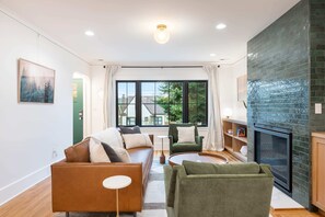 Smart TV - Perch - Emerald Cottage: Your Luxurious Seattle Retreat (Seattle)