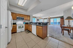 Refrigerador, microondas, horno y parrilla de estufa 