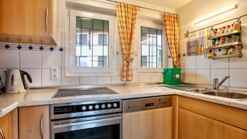 KĂŒhlschrank, Ofen, Herdplatte, GeschirrspĂŒler