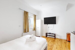 1 habitación, tabla de planchar con plancha, wifi y ropa de cama