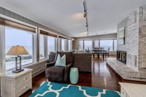 TV - Spectacular Lake Views and Private Waterfront (Traverse City)