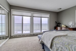 4 bedrooms, WiFi, bed sheets - Spectacular Lake Views and Private Waterfront (Traverse City)