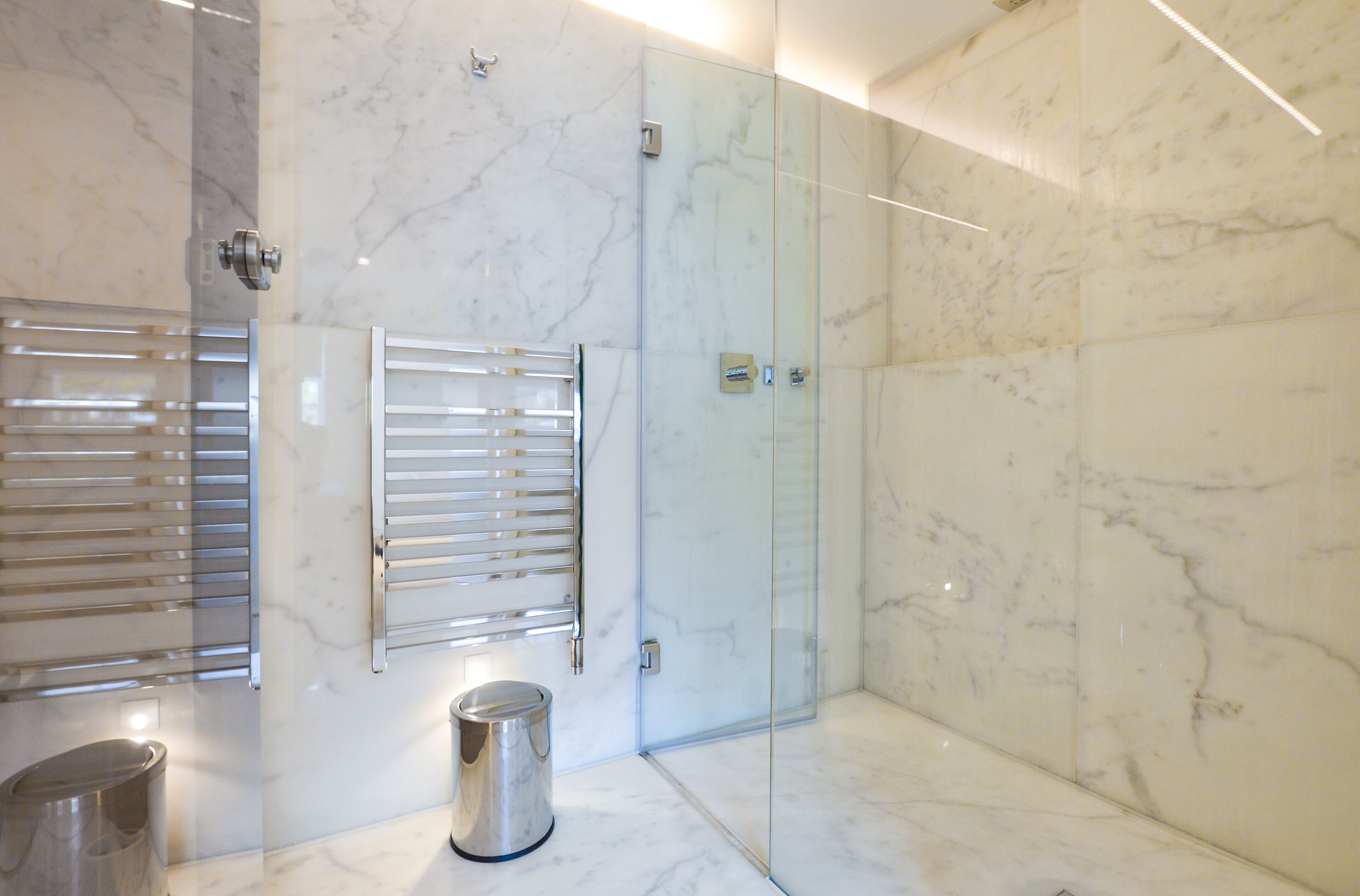 1 Bedroom Deluxe Penthouse | Bathroom | Shower, hair dryer, heated floors, towels