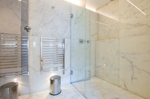1 Bedroom Deluxe Penthouse | 浴室 | 淋浴设施、吹 风机、加热地板（浴室）、毛巾