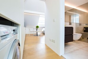 Apartament | Sala d'estar | Televisor de pantalla plana de 32 polzades amb canals per cable 