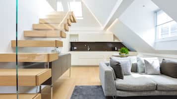 1 Bedroom Deluxe Penthouse | Área de sala de estar | Televisión de pantalla plana de 32 pulgadas con canales por cable