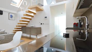 1 Bedroom Deluxe Penthouse | Area keluarga | Televisi layar datar 32-inci dengan saluran TV kabel