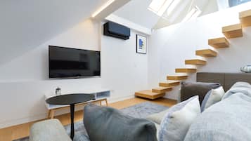 1 Bedroom Deluxe Penthouse | Oppholdsområde | En 32-tommers Flatskjerm-TV med kabel-kanaler samt oppvarmet gulv