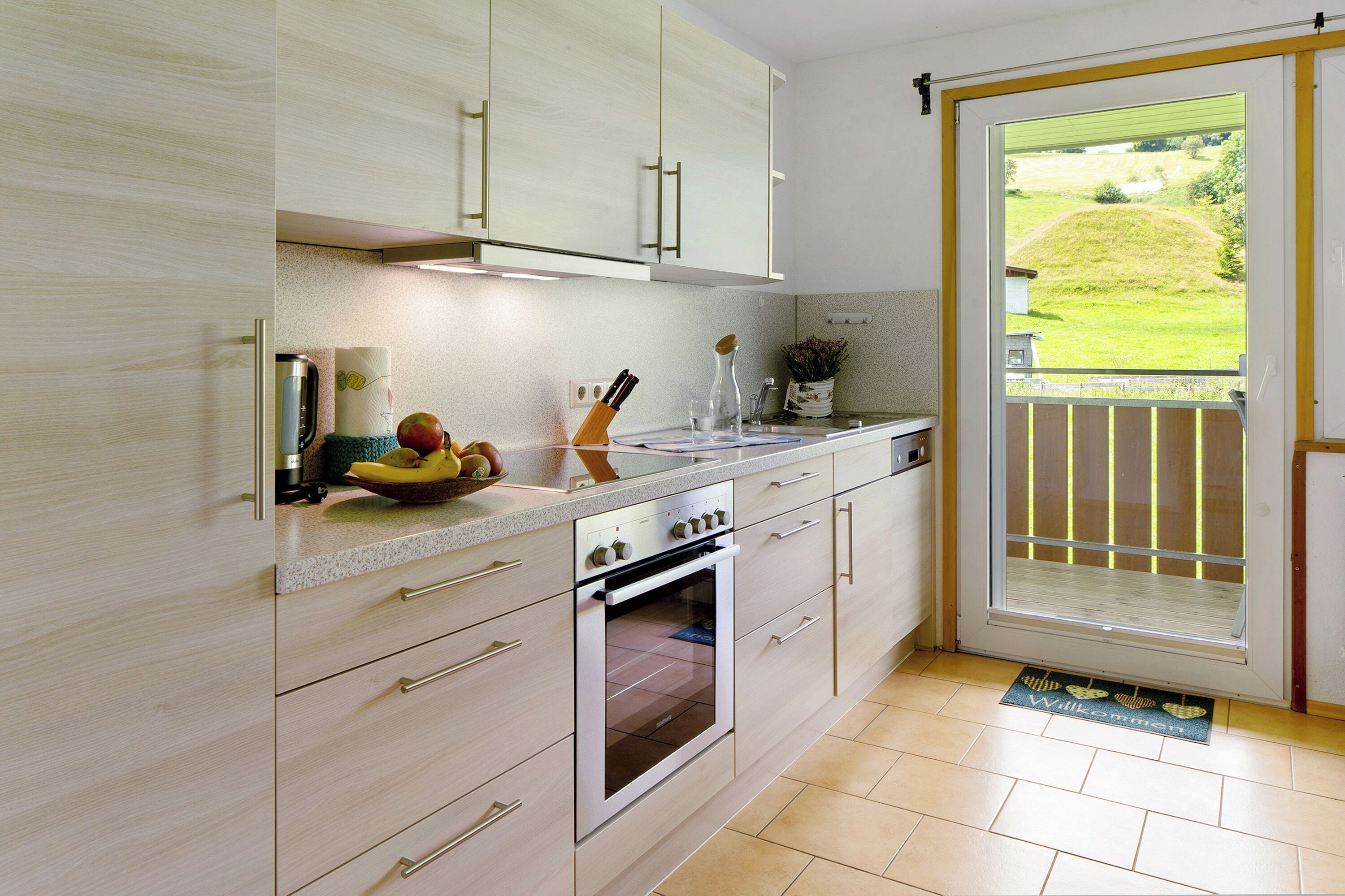 Kylskåp, mikrovågsugn, ugn och spishäll