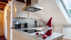 A modern kitchen with a built-in stove, a coffee maker, and a sink. - Holiday Apartment 'Anna' with Mountain View, Shared Terrace and Wi-Fi (Oberried-Hofsgrund)