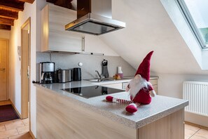 Een koelkast, een microgolfoven, een oven, een kookplaat