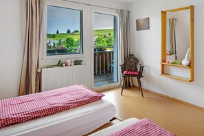 3 slaapkamers, een strijkplank/strijkijzer, gratis wifi, beddengoed