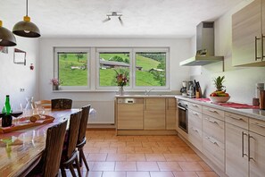 Fridge, microwave, oven, stovetop - Apartment 'Sport Rees - Ferienwohnung Stefanie' with Mountain View, Shared Terrace and Wi-Fi (Oberried-Hofsgrund)