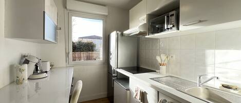 Frigorífico, microondas, horno y placa de cocina