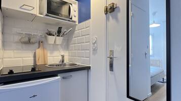 Fridge, microwave, coffee/tea maker, electric kettle