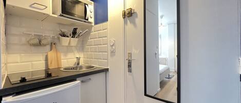 Køleskab, mikrobølgeovn, kaffe-/temaskine, elkedel