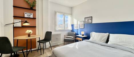 Tabla de planchar con plancha, wifi gratis, ropa de cama