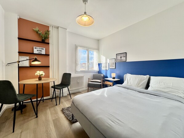 Een strijkplank/strijkijzer, gratis wifi, beddengoed
