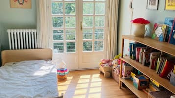 5 bedrooms, free WiFi, bed sheets