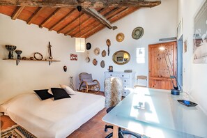 Casa familiar, 2 habitaciones, refrigerador y microondas (Tuscan Home Panoramic Hills Terrace) | 2 habitaciones, tabla de planchar con plancha y wifi gratis 