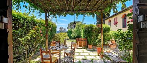 Familie huis, 2 slaapkamers, koelkast en magnetron (Tuscan Home Rignano Private Garden) | Buiten dineren