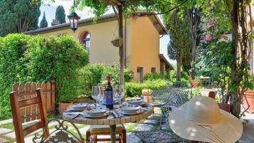 Family House, Multiple Bedrooms, Refrigerator & Microwave (Tuscan Home Rignano Private Garden) | Outdoor dining