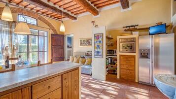 Rumah Keluarga, beberapa kamar, lemari es & microwave (Tuscan Home Rignano Private Garden) | Interior