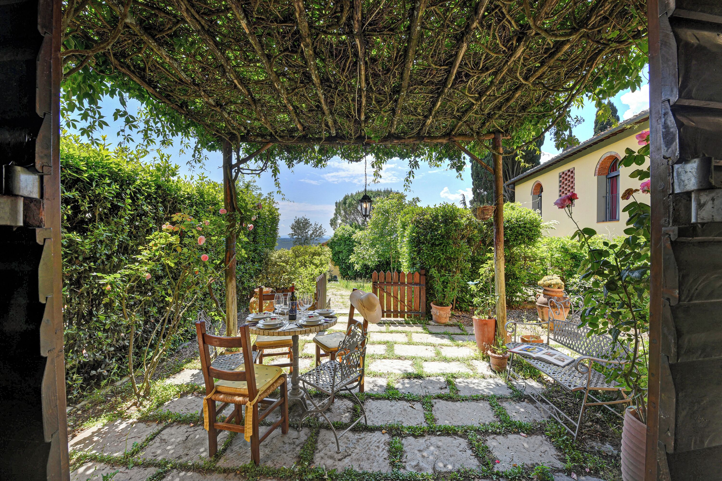 Family House, Multiple Bedrooms, Refrigerator & Microwave (Tuscan Home Rignano Private Garden) | Tempat makan luar