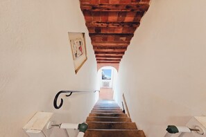 A staircase with a wooden handrail, white walls, and a brick ceiling. - Tuscan Home Panoramic Hills Private Terrace (Rignano sull'Arno)