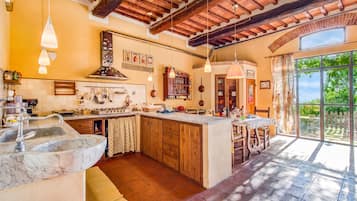 Casa familiare, 2 camere da letto, frigorifero e microonde (Tuscan Home Rignano Private Garden) | Cucina privata