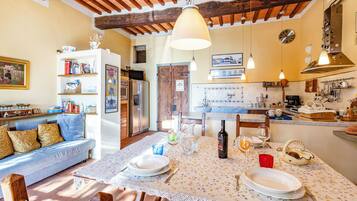 Rumah Keluarga, beberapa kamar, lemari es & microwave (Tuscan Home Rignano Private Garden) | Tempat makan