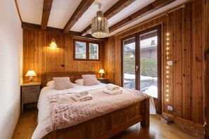 4 chambres, fer et planche à repasser, lit de bébé portatif