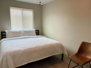 3 habitaciones, tabla de planchar con plancha y cuna de viaje 