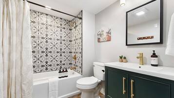 Haartrockner, Handtücher, Seife, Shampoo