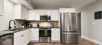 ★ HostWise Stays ★ 2 King Beds! Park Free! Great Walk Score!