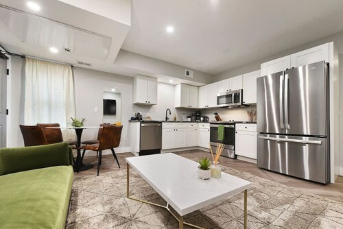 ★ HostWise Stays ★ 2 King Beds! Park Free! Great Walk Score!