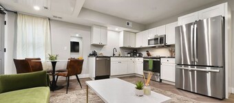 ★ HostWise Stays ★ 2 King Beds! Park Free! Great Walk Score!