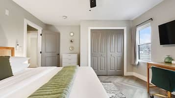 2 bedrooms, desk, iron/ironing board, travel crib