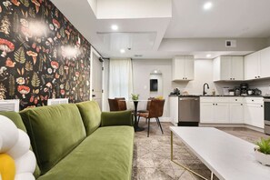 Una Smart TV, un reproductor estéreo