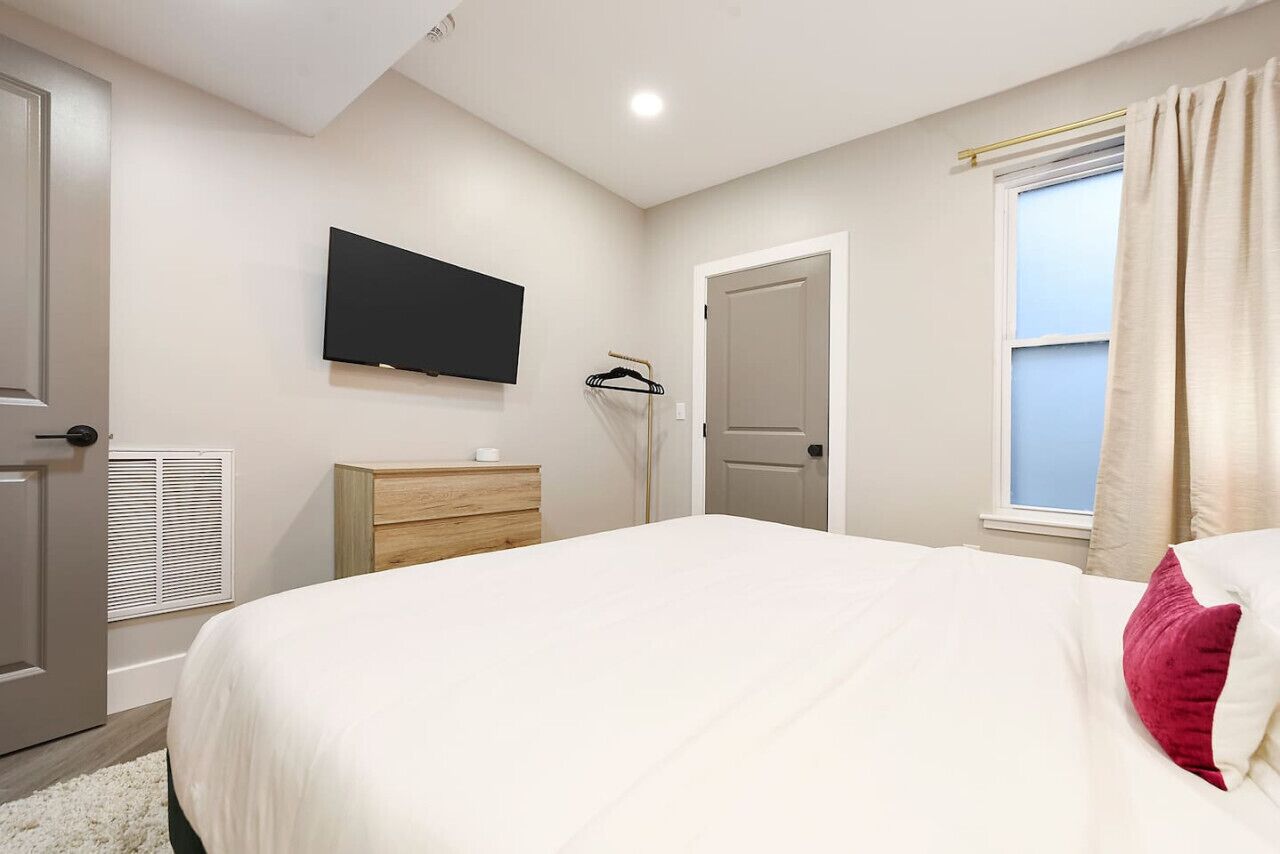 2 habitaciones, escritorio y tabla de planchar con plancha 