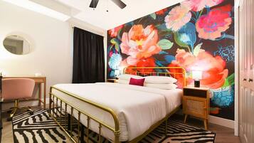 2 habitaciones, escritorio y tabla de planchar con plancha