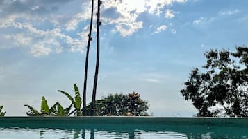 6 outdoor pools