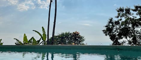 6 outdoor pools